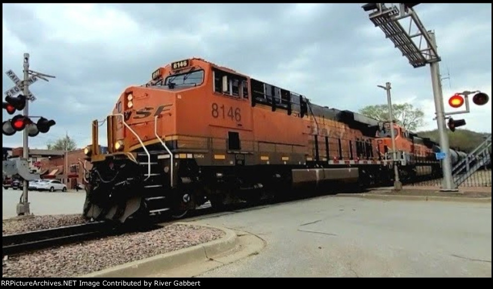 BNSF 8146 and BNSF 1069